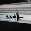 Zoom en los rieles telescópicos de un cajón del Escritorio con cajonera simple