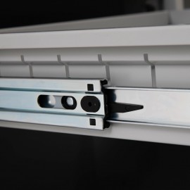 Zoom en los rieles telescópicos de un cajón del Escritorio con cajonera simple