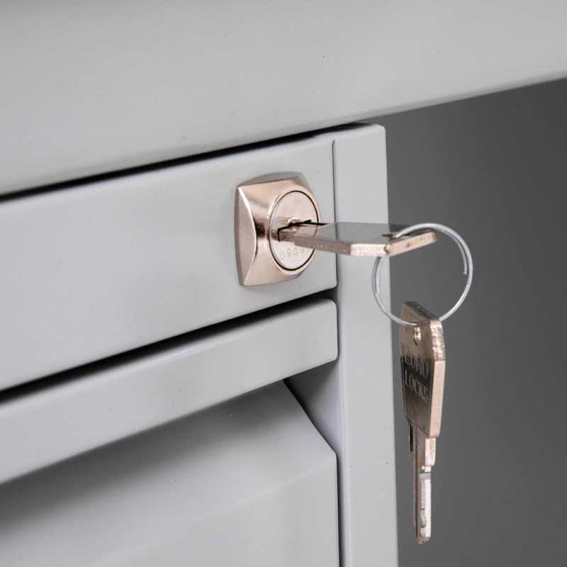 Zoom en la cerradura de un cajón del escritorio metálico doble