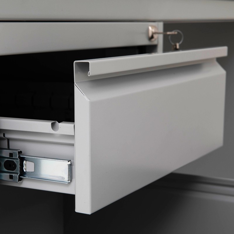 Zoom de la puerta de un cajón del escritorio metálico doble