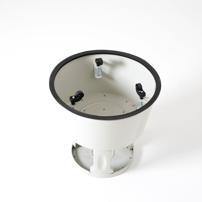 Vista desde arriba  del taburete de escalera metálico volteado