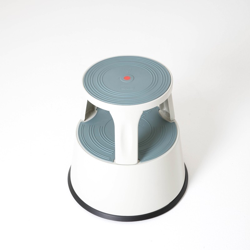 Vista desde arriba del taburete de escalera metálico