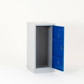 Vista de 3/4 del casillero individual  apilable ancho 41.5 cm sobre un zócalo con puerta abierta