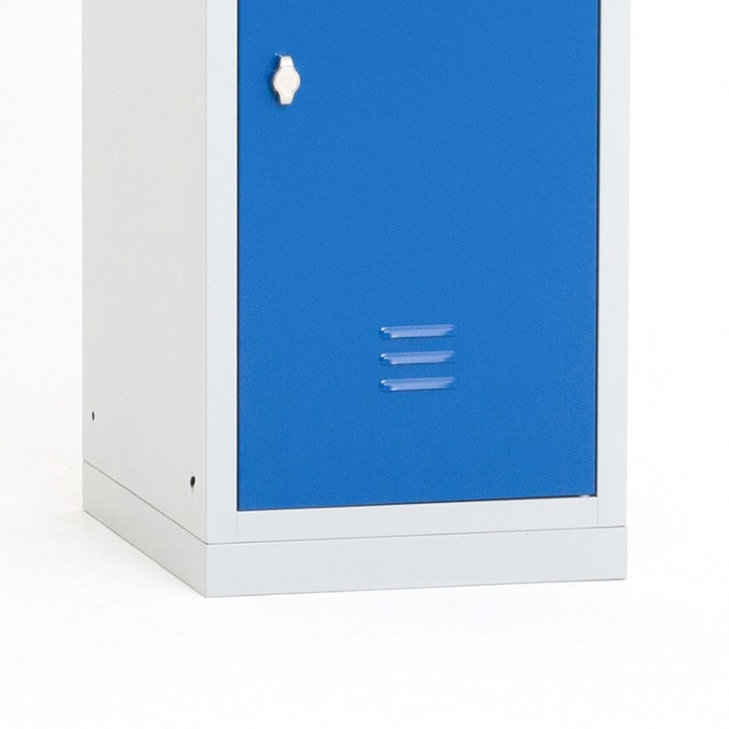 Zoom en el zócalo del casillero individual ancho 41.5 cm