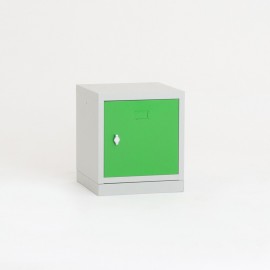 Vista frontal del casillero individual multibox verde con zócalo