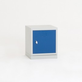 Vista frontal del casillero individual multibox azul con zócalo