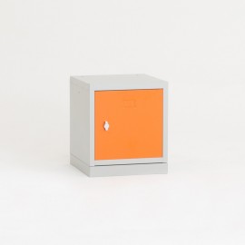 Vista frontal del casillero individual multibox naranja con zócalo