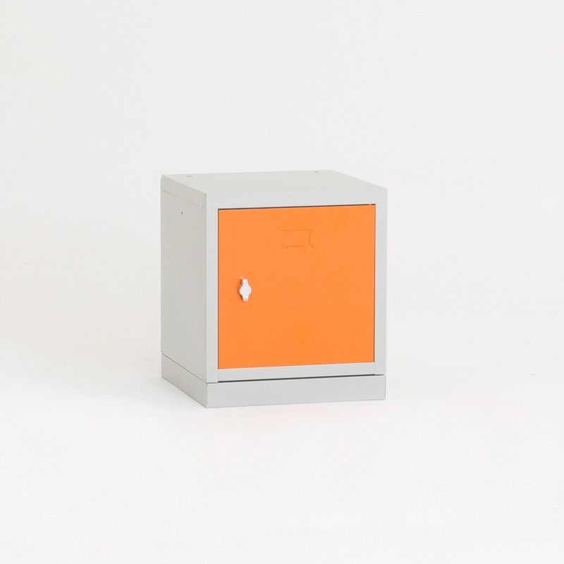 Vista frontal del casillero individual multibox naranja con zócalo