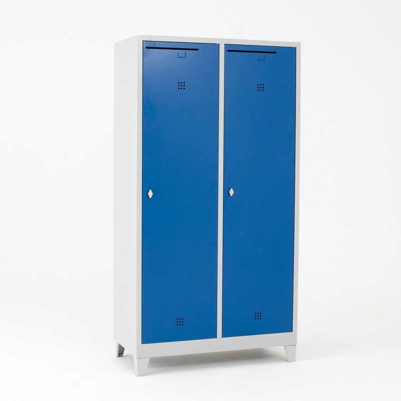 Vista de 3/4 de la taquilla organizadora  con patas y puertas cerradas