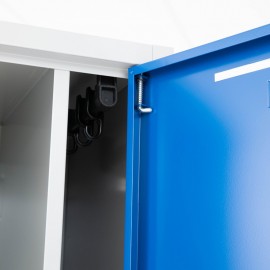 Zoom en el interior de la puerta de la taquilla organizadora