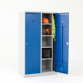 Vista general de la taquilla organizadora con una puerta abierta y accesorios