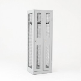 Vista de 3/4 de la taquilla con rejilla 1 puerta 2 cuerpos con puertas cerradas