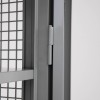 Zoom en la puerta de la taquilla con rejilla 1 puerta 2 cuerpos