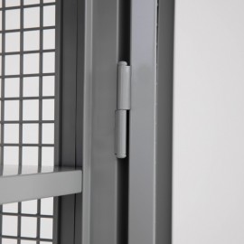 Zoom en la puerta de la taquilla con rejilla 1 puerta 2 cuerpos