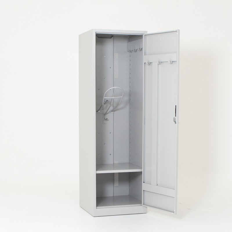 Vista de 3/4 de la taquilla de equitación con puerta abierta