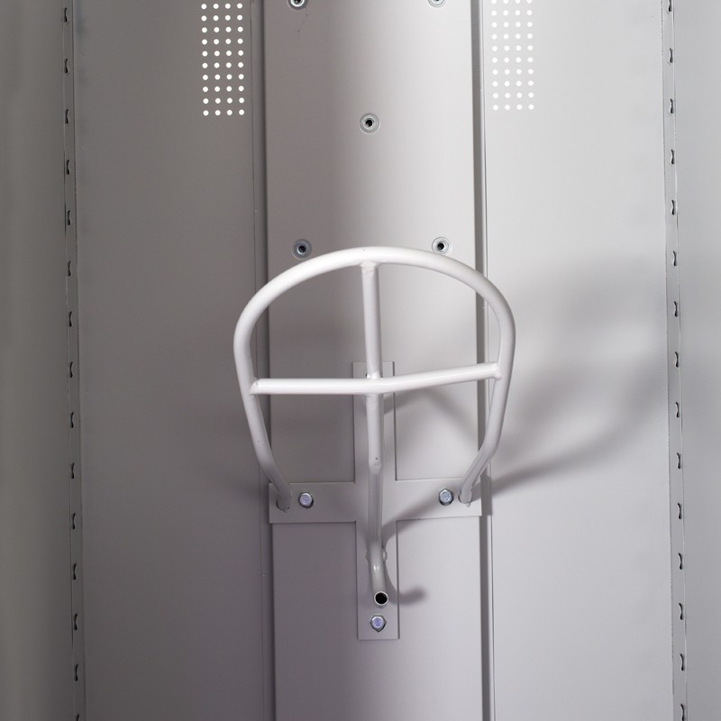 Vista frontal de la porta montura de la taquilla de equitación