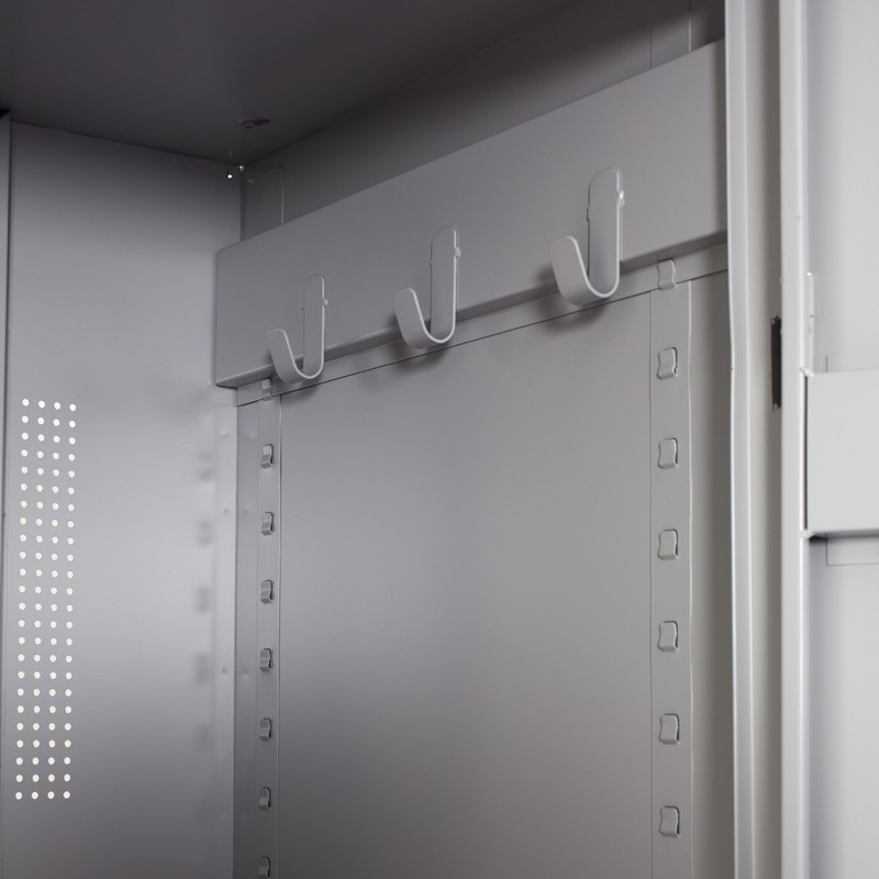 Zoom en los ganchos en el interior de la taquilla de equitación