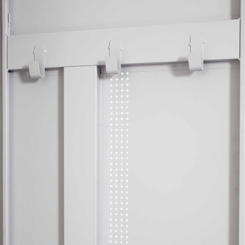 Zoom en los ganchos en la puerta de la taquilla de equitación