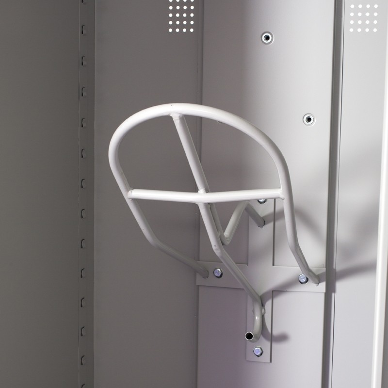 Vista de 3/4 de la porta montura de la taquilla de equitación