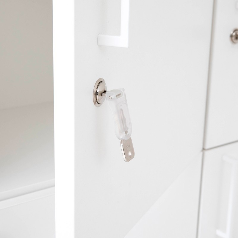 Zoom en una cerradura de un casillero de la taquilla de madera