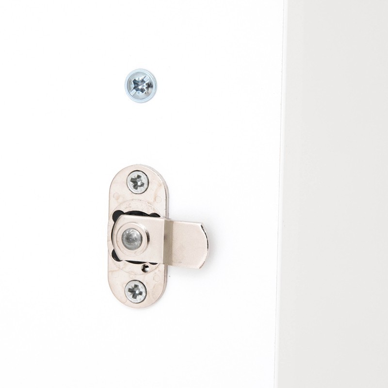 Zoom de otro lado en la cerradura de un casillero de la taquilla de madera