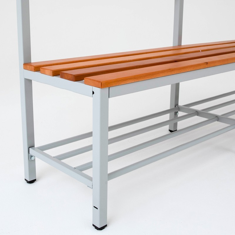 Zoom en la parte inferior del banco simple con percheros