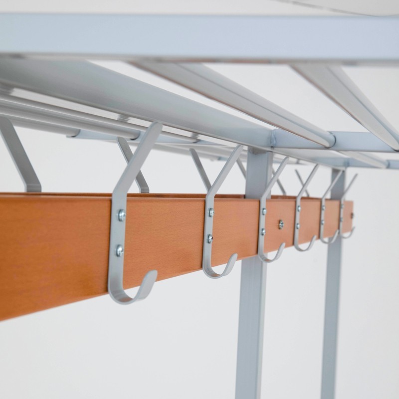 Zoom en la parte superior  del banco doble con percheros