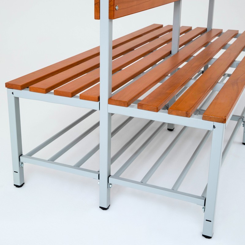 Zoom en los bancos del banco doble con percheros