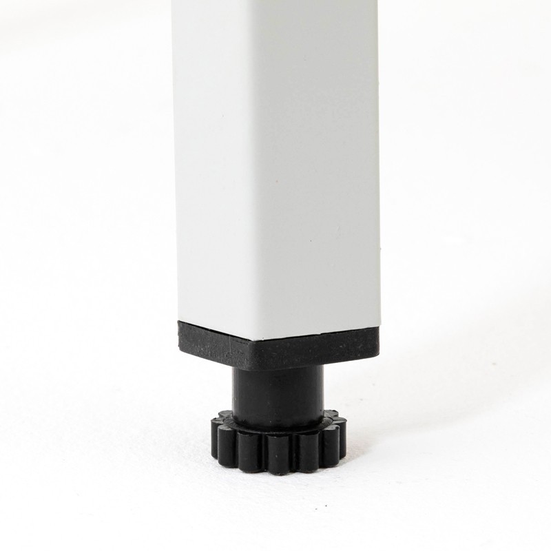 Zoom en el pie del banco simple con percheros