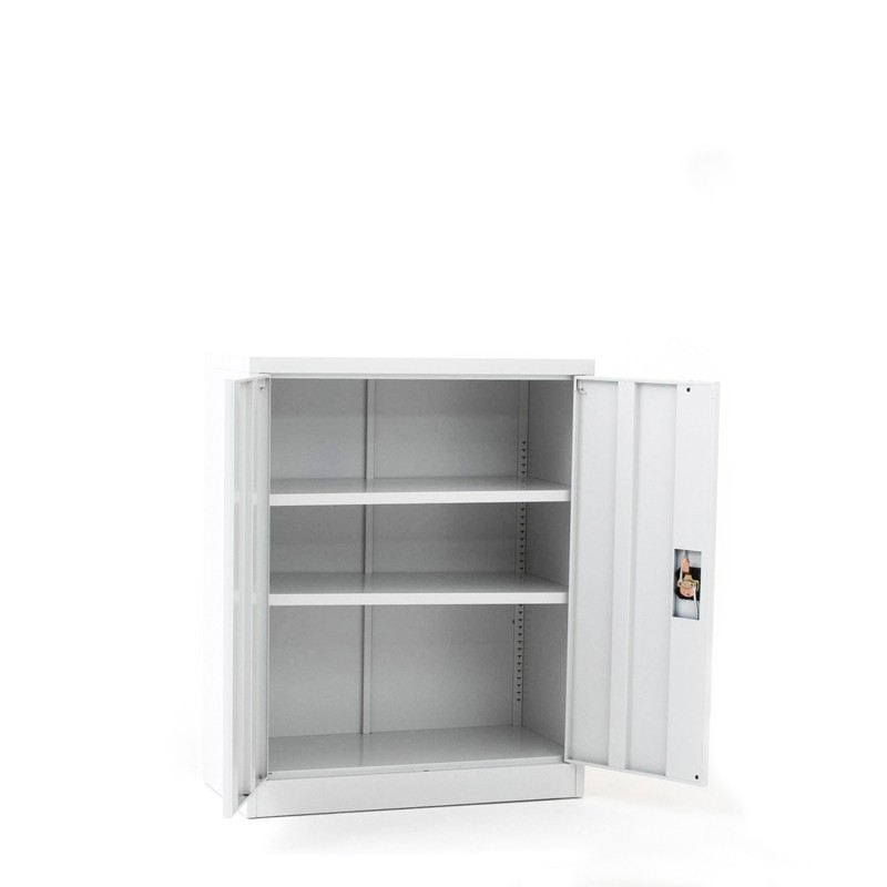 Vista de 3/4 del armario con puertas batientes altura 100 cm color gris con puertas abiertas