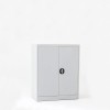 Vista de 3/4 del armario con puertas batientes altura 100 cm color gris con puertas cerradas