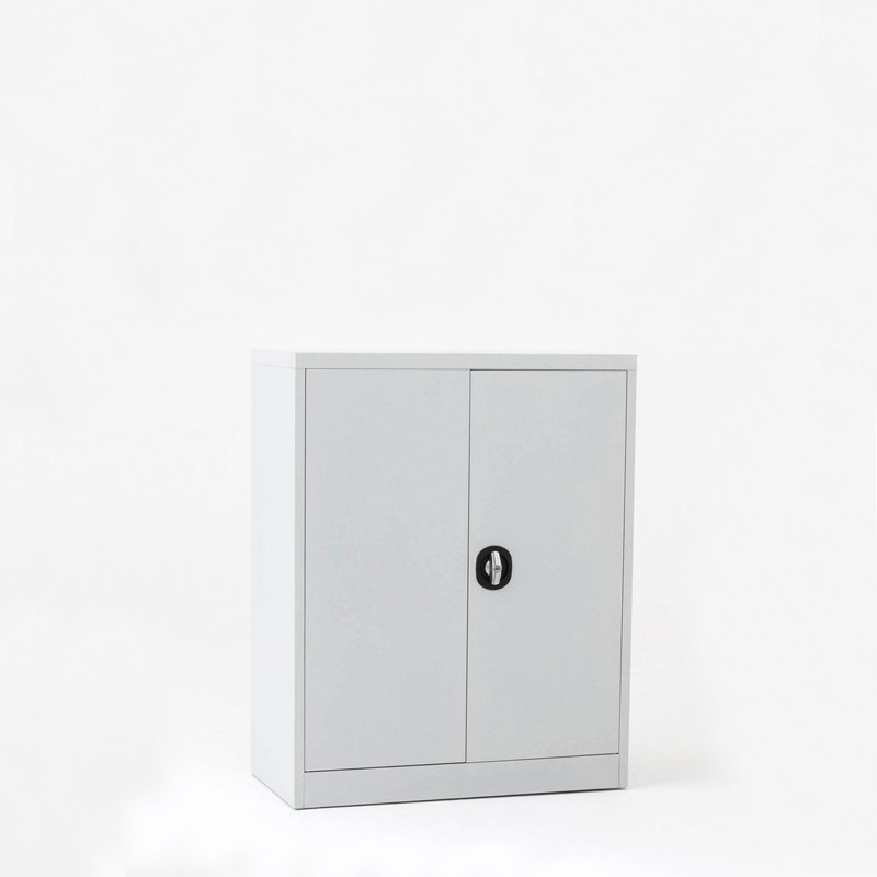 Vista de 3/4 del armario con puertas batientes altura 100 cm color gris con puertas cerradas