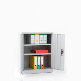 Vista de 3/4 del armario con puertas batientes altura 100 cm color gris con puertas abiertas y archivos