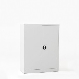 Vista de 3/4 del armario con puertas batientes altura 120 cm color gris con puertas cerradas