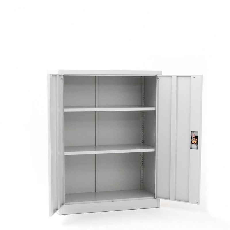 Vista de 3/4 del armario con puertas batientes altura 120 cm color gris con puertas abiertas