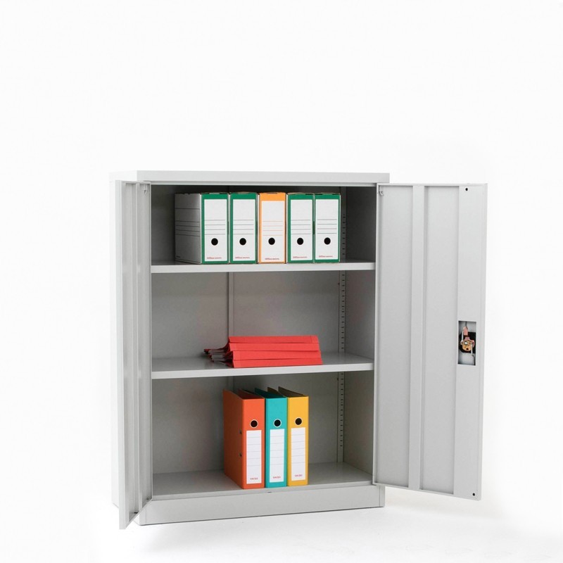 Vista de 3/4 del armario con puertas batientes altura 120 cm color gris con puertas abiertas y archivos