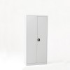 Vista de 3/4 del armario con puertas batientes altura 180 cm color gris con puertas cerradas