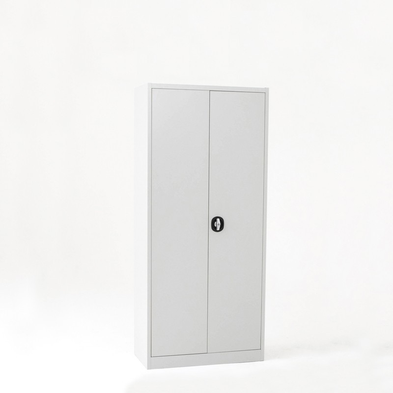 Vista de 3/4 del armario con puertas batientes altura 180 cm color gris con puertas cerradas