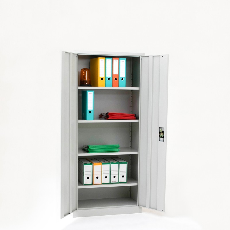 Vista de 3/4 del armario con puertas batientes altura 180 cm color gris con puertas abiertas y archivos