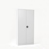 Vista de 3/4 del armario con puertas batientes altura 192 cm color gris con puertas cerradas