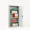 Vista de 3/4 del armario con puertas batientes altura 192 cm color gris con puertas abiertas y archivos