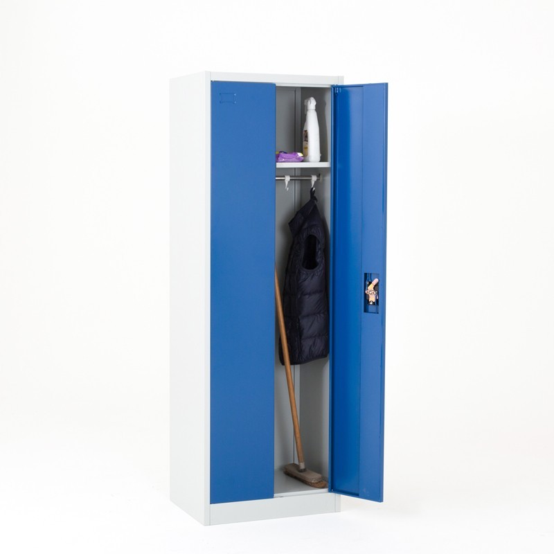 Vista desde 3/4 del armario de limpieza altura 180 cm con una puerta abierta y accesorios