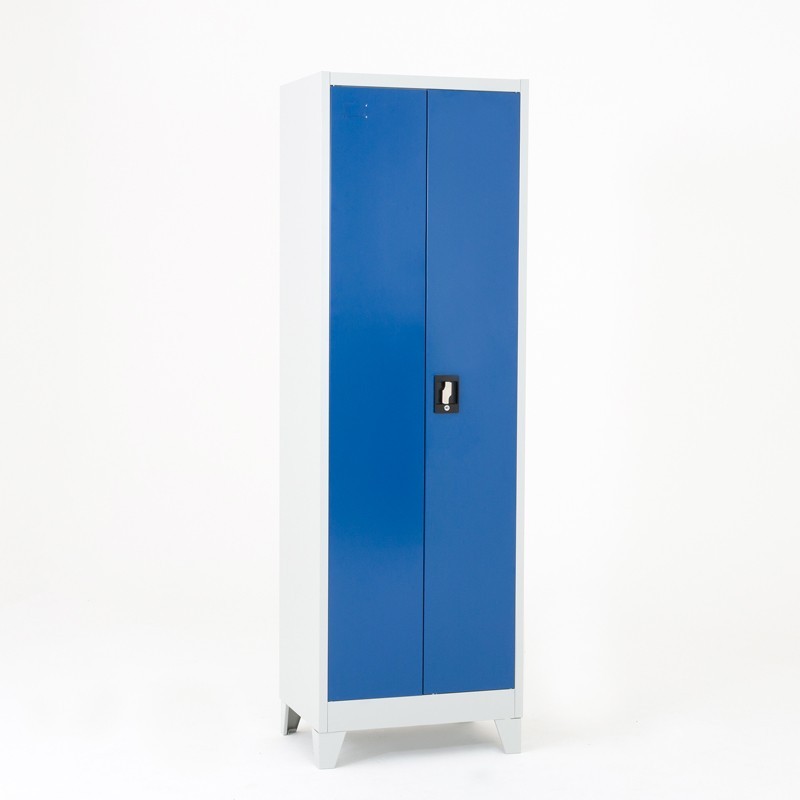 Vista desde 3/4 del armario de limpieza altura 180 cm con patas y puertas cerradas Vista desde 3/4 del armario de limpieza altura 180 cm con puertas cerradas