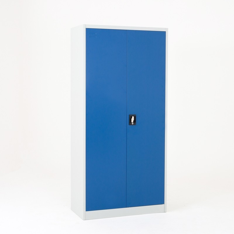 Vista desde 3/4 del armario de limpieza altura 190 cm con puertas cerradas Vista desde 3/4 del armario de limpieza altura 180 cm con puertas cerradas