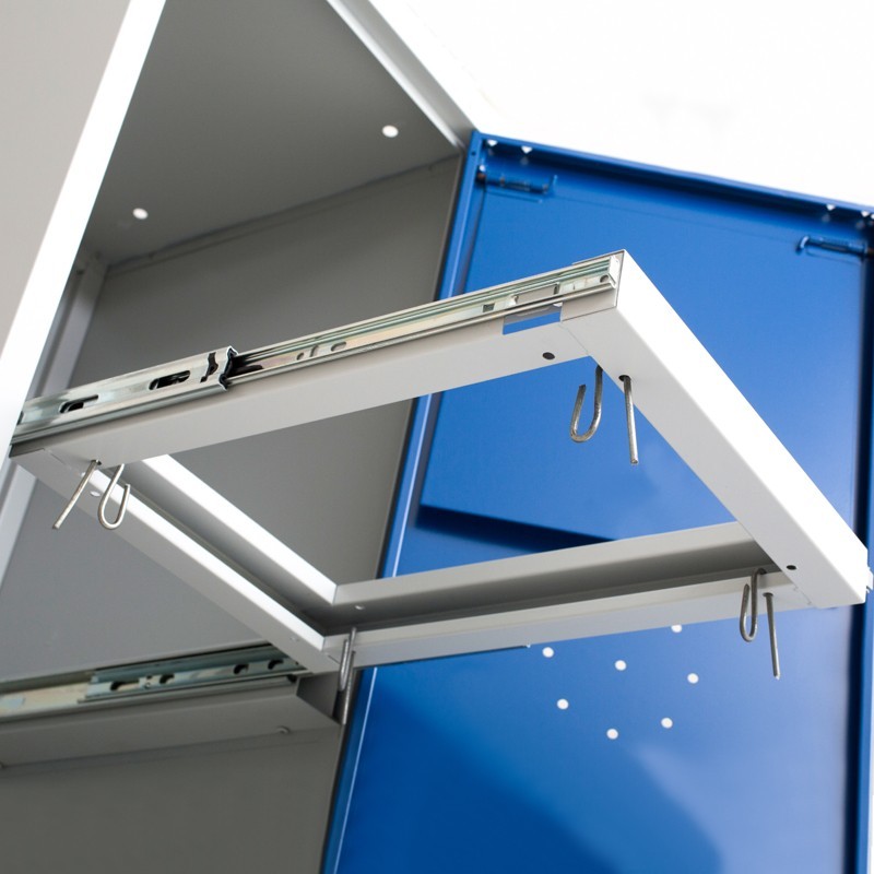 Vista abajo del cajón con rieles telescópicos de la taquilla para ropa sucia