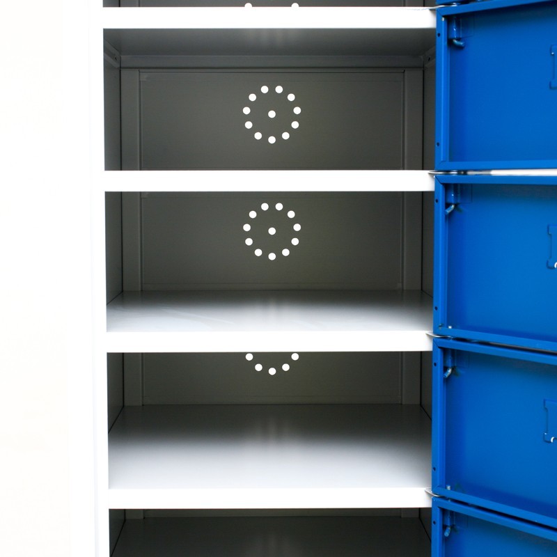 Zoom en el interior de casilleros de la taquilla para ropa limpia