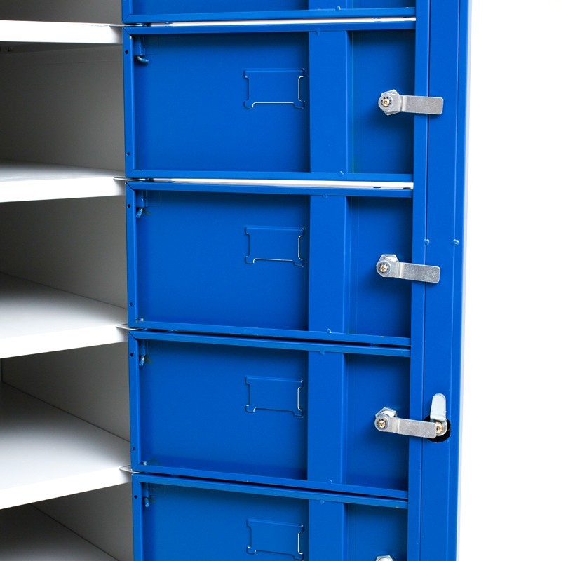 Zoom en el interior de las puertas de la taquilla para ropa limpia