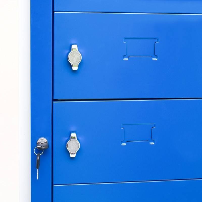 Zoom en las portas etiquetas de la taquilla para ropa limpia