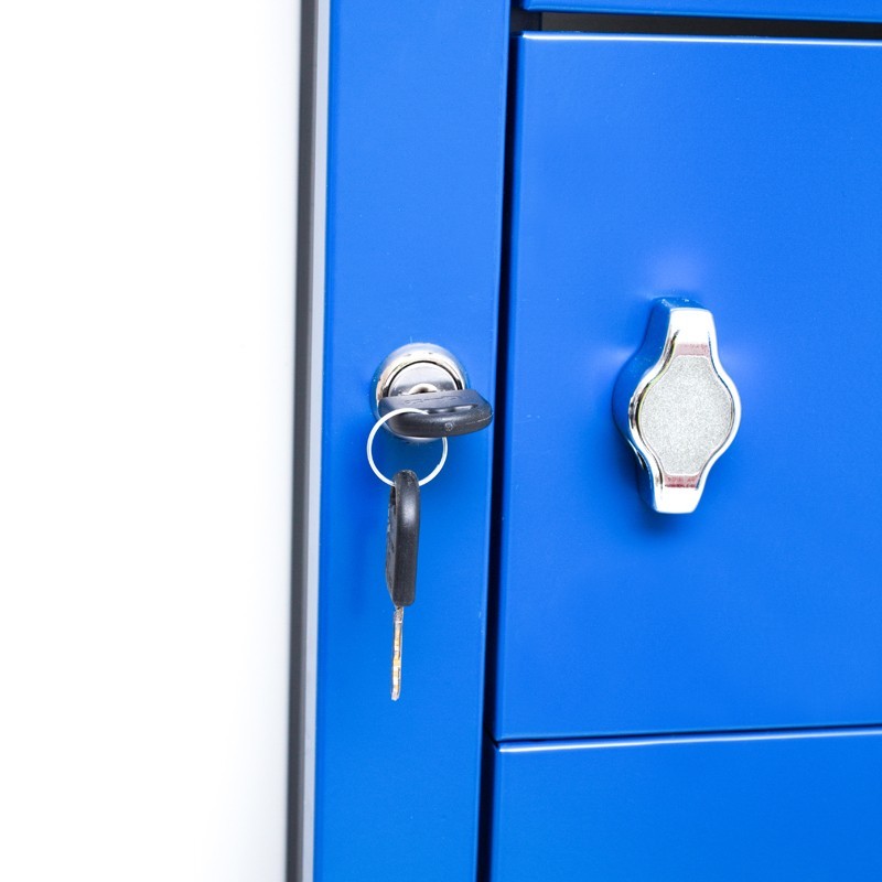 Zoom en una cerradura con llaves de la taquilla para ropa limpia