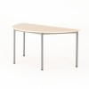 Vista de 3/4 de la mesa de oficina media luna color Madera de acacia clara con patas de aluminio